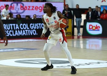 Ike Iroegbu con la Openjobmetis Varese (da facebook.com/pallvarese)