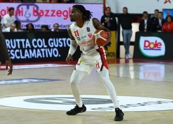 Ike Iroegbu con la Openjobmetis Varese (da facebook.com/pallvarese)