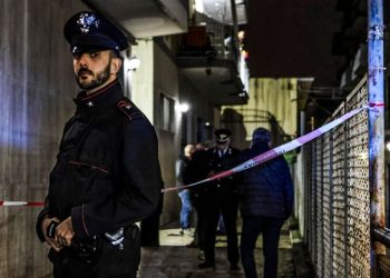 Carabinieri sul luogo dell'accoltellamento a Napoli