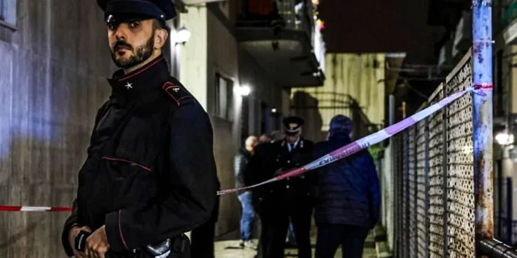 Carabinieri sul luogo dell'accoltellamento a Napoli