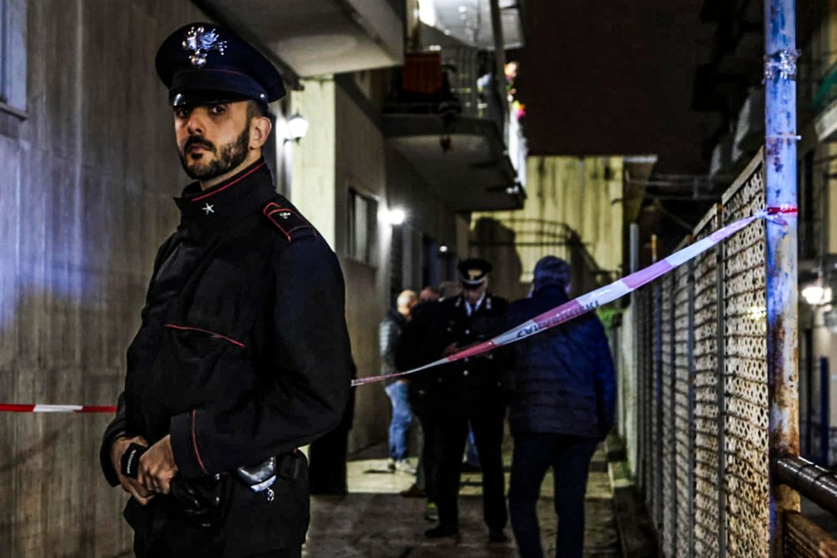 Carabinieri sul luogo dell'accoltellamento a Napoli