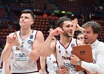 L'esultanza di Trapani all'Unipol Forum (da facebook.com/trapanishark)