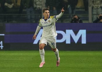 Adrián Bernabé del Parma esulta dopo il gol al Milan (Foto Ansa)