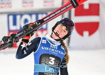 Mikaela Shiffrin festeggia la vittoria nello slalom di Levi (Foto ANSA)