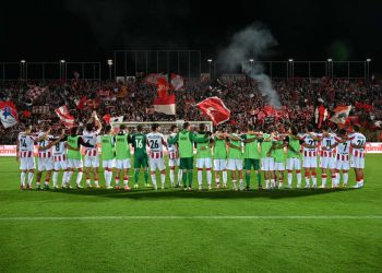 I giocatori del Vicenza davanti ai loro tifosi (lrvicenza.net)