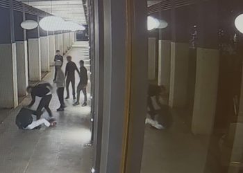 Un frame tratto da un video dell'aggressione al 22enne accoltellato da un gruppo di coetanei, riportando lesioni permanenti. Milano, 22 ottobre 2025 (Ansa)