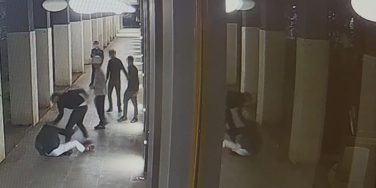 Un frame tratto da un video dell'aggressione al 22enne accoltellato da un gruppo di coetanei, riportando lesioni permanenti. Milano, 22 ottobre 2025 (Ansa)