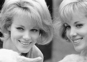 Le gemelle Alice ed Ellen Kessler allo zoo con i lama, Roma, 11 aprile 1965. ANSA