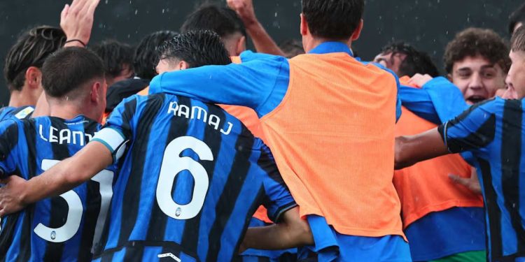 L'esultanza dei giocatori dell'Atalanta Primavera (atalanta.it)