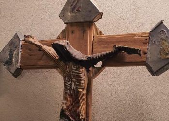 Un crocifisso opera di Camillo Ravasi (foto d'archivio)