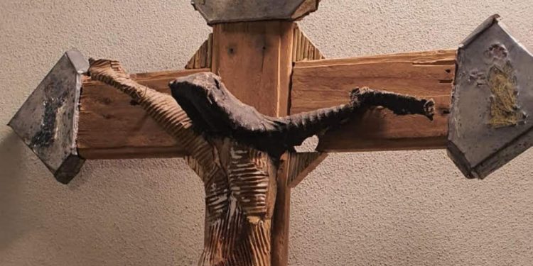 Un crocifisso opera di Camillo Ravasi (foto d'archivio)