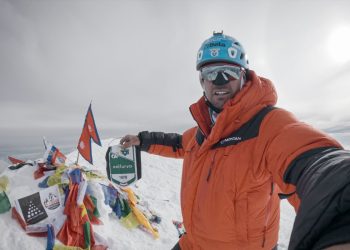Federico Secchi in cima al K2 (foto da "K2. Due amici e un sogno", Rizzoli 2025)