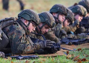 Soldati tedeschi durante una esercitazione (Ansa)