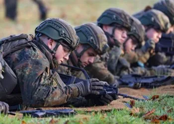 Soldati tedeschi durante una esercitazione (Ansa)