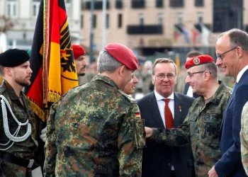 il ministro della Difesa tedesca Boris Pistorius (c) e il cancelliere F. Merz inaugurano la 45a Brigata Corazzata tedesca "Lituania" a Vilnius, Lituania, 22 maggio 2025 (Ansa)