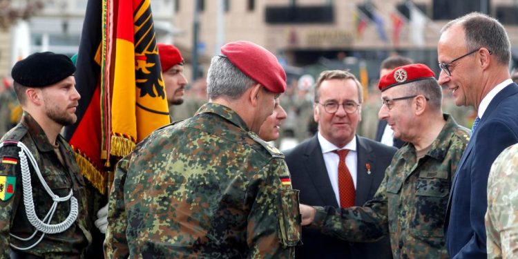 il ministro della Difesa tedesca Boris Pistorius (c) e il cancelliere F. Merz inaugurano la 45a Brigata Corazzata tedesca "Lituania" a Vilnius, Lituania, 22 maggio 2025 (Ansa)