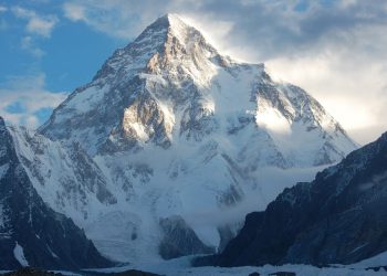 Il K2 (8.611 m) visto dal Ghiacciaio Godwin Austen. Sulla destra, lo Sperone Abruzzi, salito dagli italiani nel 1954 (foto da Wikipedia)