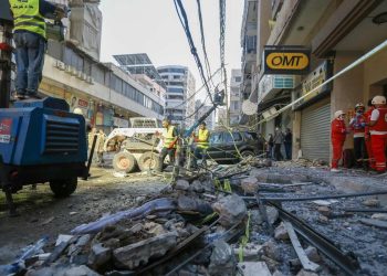 Beirut, Libano. Macerie dopo lo strike israeliano contro Hezbollah nella zona sud della città (Ansa)