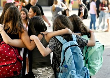 Studentesse fuori da scuola (Ansa)