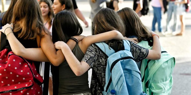 Studentesse fuori da scuola (Ansa)