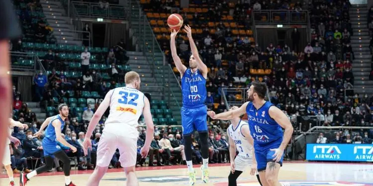 Amedeo Della Valle al tiro con l'Italia (Foto ANSA)