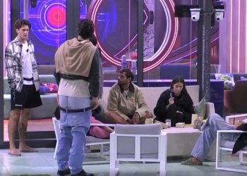 Perché Omer si è abbassato i pantaloni al Grande Fratello 2025