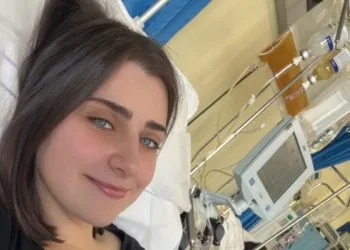 Burioni canzona le vittime del vaccino covid: lo scontro online con l'ex karateka Gaia, rimasta parzialmente invalida dopo la somministrazione 