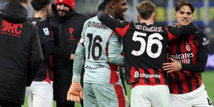 Mike Maignan, Alexis Saelemaekers e Samuele Ricci festeggiano la vittoria del Milan nel derby (Foto ANSA)