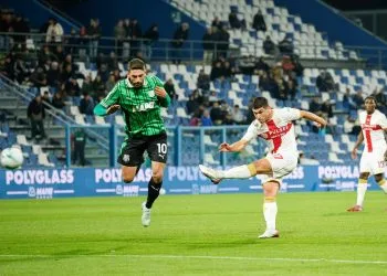 Ruslan Malinovskyi al tiro in Sassuolo Genoa (Foto ANSA)