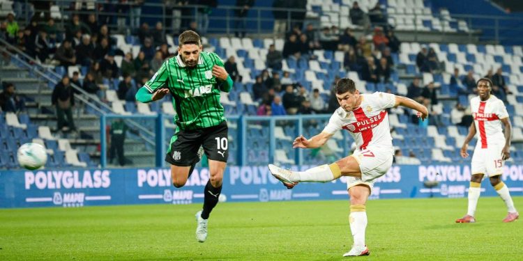 Ruslan Malinovskyi al tiro in Sassuolo Genoa (Foto ANSA)