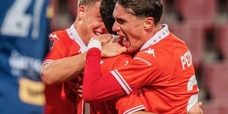 Leonardo Pedicillo esulta coi compagni della Triestina (triestina1918.it)