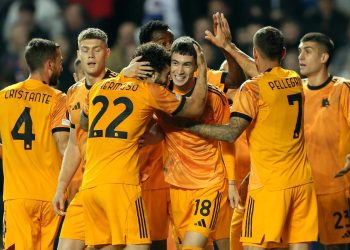 Soulé festeggiato dai compagni della Roma dopo un gol in Europa League (Foto Ansa)