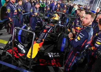 Max Verstappen e i meccanici Red Bull a Las Vegas (Foto ANSA)