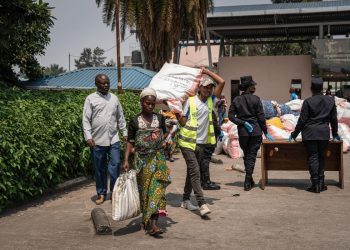 Civili in Congo (Foto: ANSA-EPA/MARIE JEANNE MUNYERENKANA)