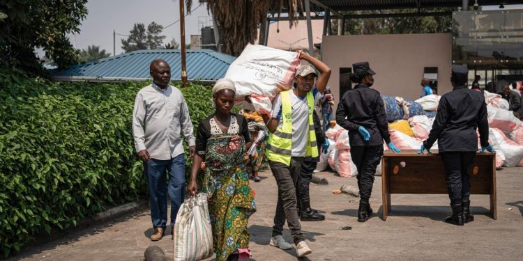 Civili in Congo (Foto: ANSA-EPA/MARIE JEANNE MUNYERENKANA)