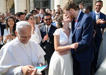Papa Leone con gli sposi