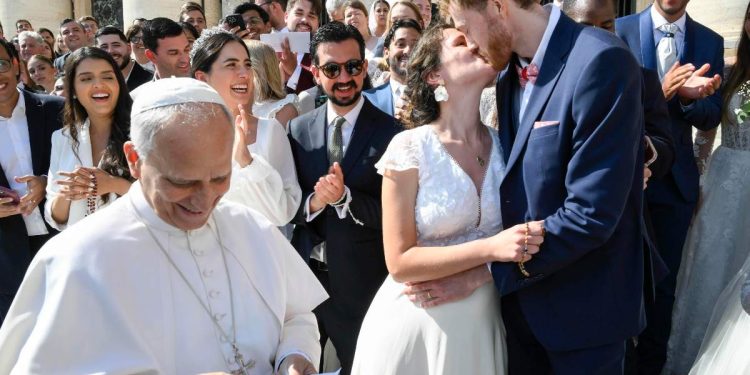 Papa Leone con gli sposi