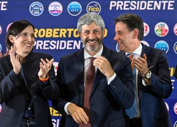Elly Schlein (s), Roberto Fico e Giuseppe Conte dopo la vittoria di Fico alle regionali in Campania (Ansa)