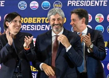 Elly Schlein (s), Roberto Fico e Giuseppe Conte dopo la vittoria di Fico alle regionali in Campania (Ansa)