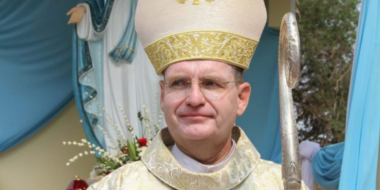 Cambogia, il vescovo Phnom Penh Olivier Schmitthaeusler (Foto: Twitter/X)