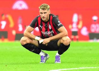 Santiago Gimenez con la maglia del Milan (Foto: Web)