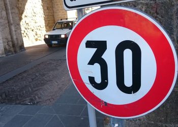 Cartello stradale del limite di velocità (Foto: Pixabay)