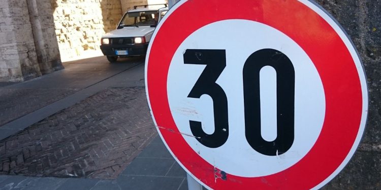 Cartello stradale del limite di velocità (Foto: Pixabay)