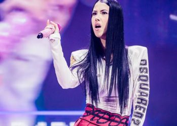 Anna Pepe, spray al peperoncino al concerto