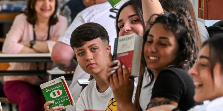 Studenti all'esame di maturità (Ansa)