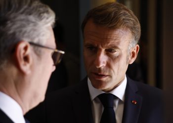 Il premier britannico Keir Starmer (s) con il presidente francese Emmanuel Macron (Ansa)