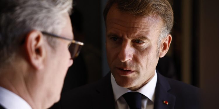 Il premier britannico Keir Starmer (s) con il presidente francese Emmanuel Macron (Ansa)