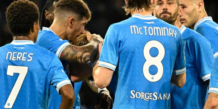La preoccupazione dei giocatori del Napoli dopo l'infortunio di De Bruyne (Foto Ansa)