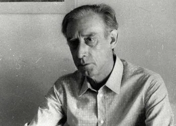 Mario Luzi (1914-2005) nel suo studio in una foto del 1977 (Ansa)