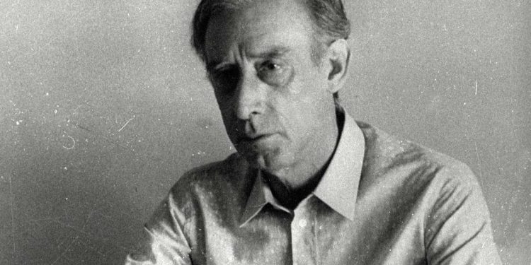 Mario Luzi (1914-2005) nel suo studio in una foto del 1977 (Ansa)